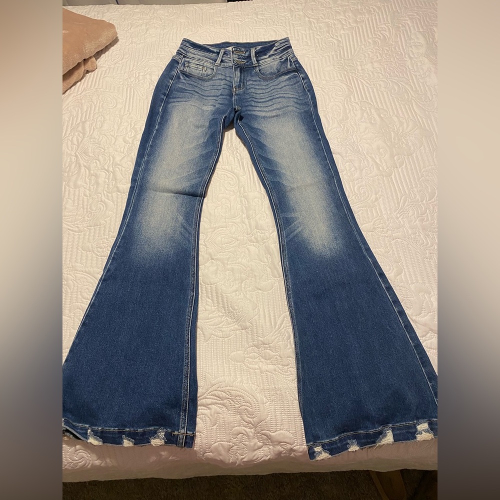 Flared KanCan jeans size 26 distressed bottom